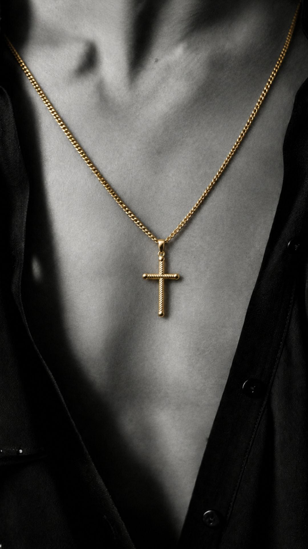 Cadena cubana con dije cruz en oro laminado 18K sobre el pecho